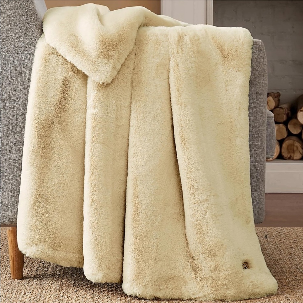 NWT UGG Euphoria Plush Faux Fur Reversible Throw Blanket - Picture 5 of 10